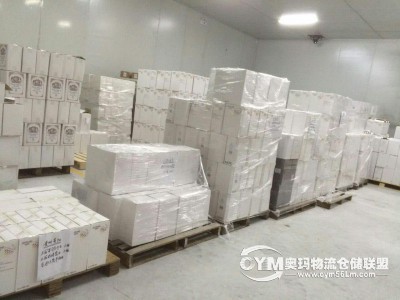 三個(gè)卸貨大門，可以直接裝卸40尺貨柜