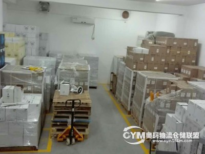 三個(gè)卸貨大門，可以直接裝卸40尺貨柜