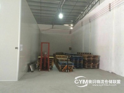 三個(gè)卸貨大門，可以直接裝卸40尺貨柜