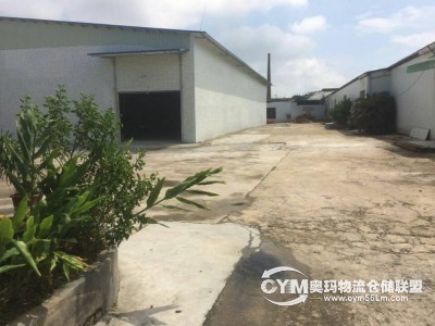 三個(gè)卸貨大門，可以直接裝卸40尺貨柜