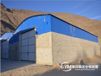 路寬10米以上，可承重200噸，20米長以內(nèi)重型車輛通過。倉庫配套有辦公平房出租，通水通電通網(wǎng)，附帶停車場，適宜辦公、生活。