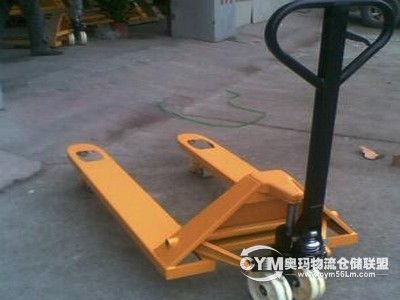 路寬10米以上，可承重200噸，20米長以內(nèi)重型車輛通過。倉庫配套有辦公平房出租，通水通電通網(wǎng)，附帶停車場，適宜辦公、生活。