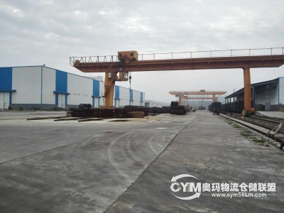 庫(kù)區(qū)緊臨襄陽(yáng)東站,周邊有內(nèi)燃機(jī)車廠,內(nèi)部食宿俱全.