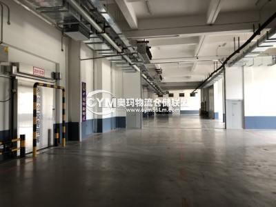 內(nèi)部作業(yè)穿堂區(qū)域長(zhǎng)100米，寬15米，高6米.貨品可以擺架或者堆垛存放