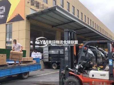 裝卸貨物的叉車