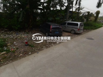 停車(chē)位于倉(cāng)庫(kù)對(duì)面馬路