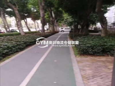 倉(cāng)庫(kù)旁邊的停車地方