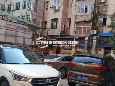 大樓后面停車位。