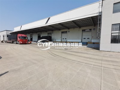 裝卸貨車正在停靠