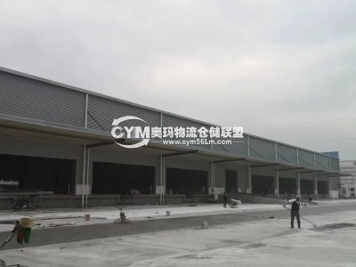 雙邊月臺(tái)，月臺(tái)寬度4.5米，月臺(tái)高度1.3米，雨棚6米，配備升降平臺(tái)及自動(dòng)滑升門